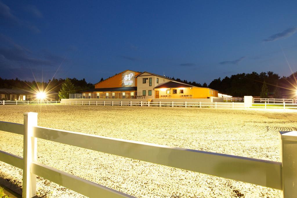 Master Horse Club - Svojetice Hotell Exteriör bild